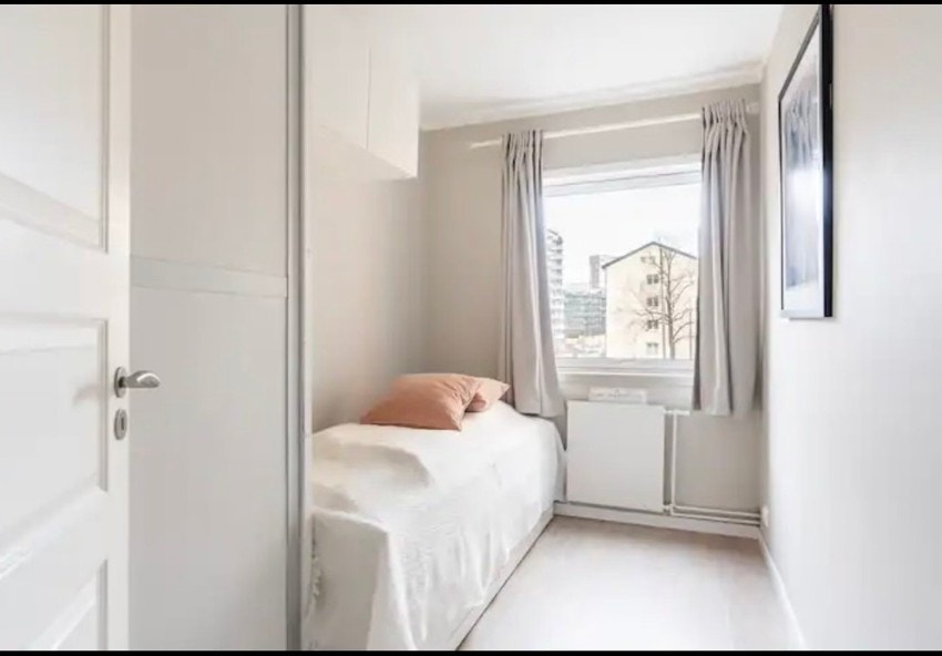 Soverom nummer to har plass til seng og nattbord. Galleribilde