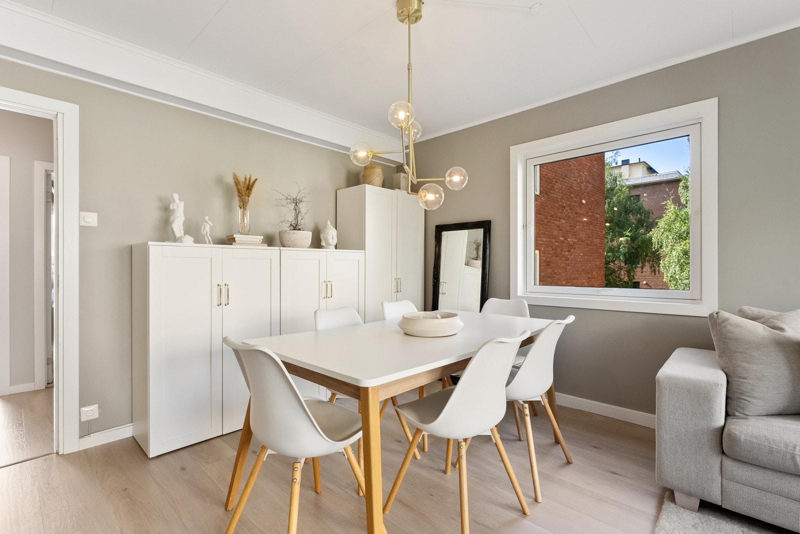 Videre er det plass til spisebord med tilhørende spisestoler. Galleribilde