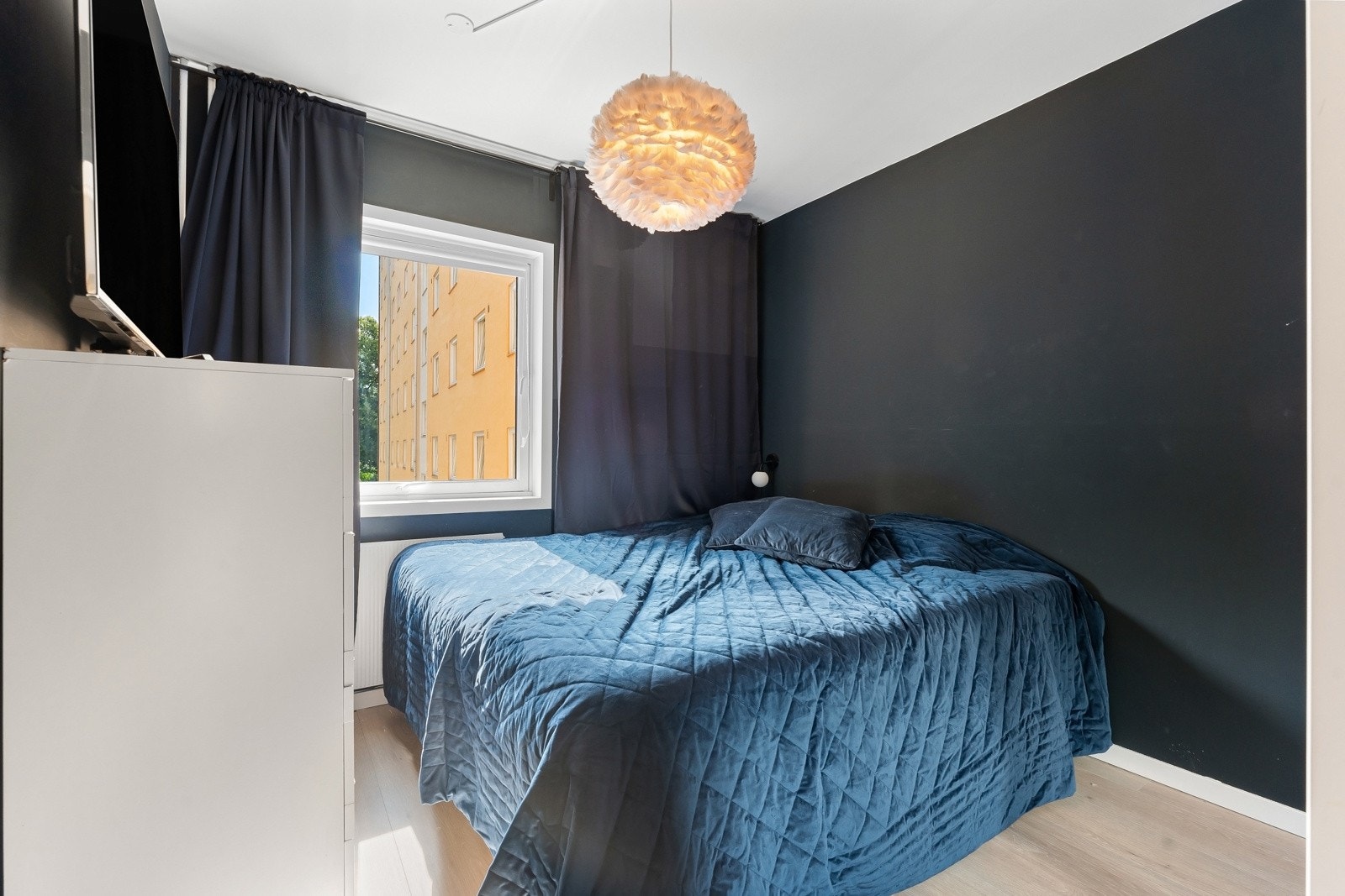 Hovedsoverommet er av god størrelse og har plass til dobbeltseng, nattbord og kommode. God vindusflate som sikrer lysinnslipp, samt luftemuligheter. Galleribilde