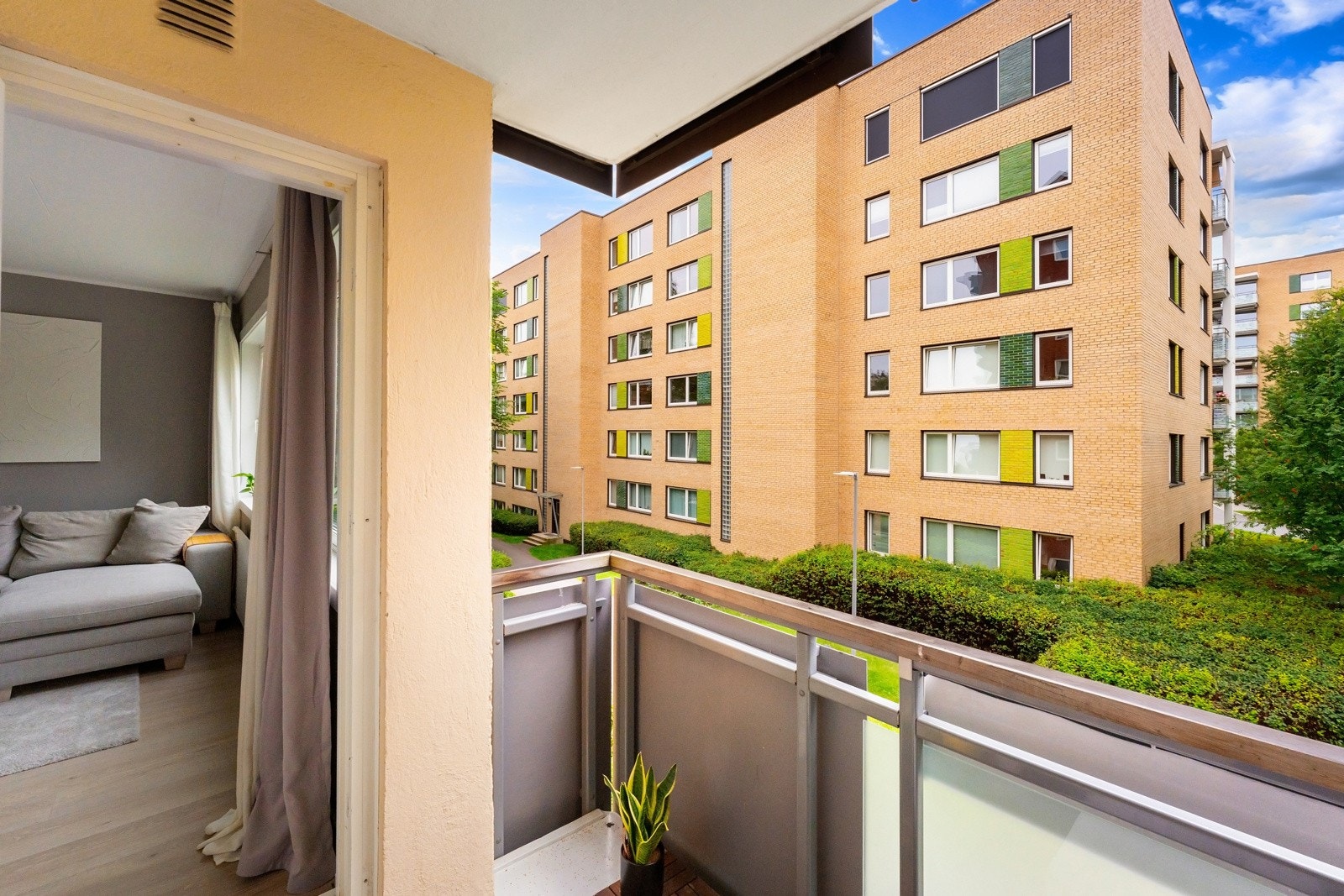 Fra stuen er det adkomst til en flott, vestvendt balkong på ca. 3 kvm. Galleribilde