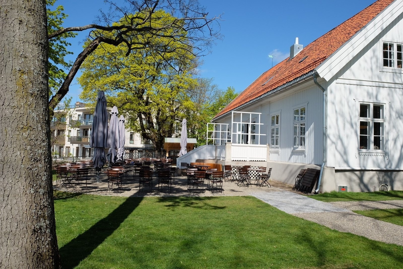 Få skritt fra boligen finner man koselige Lillo Gård, her kan du nyte et hyggelig måltid. Galleribilde