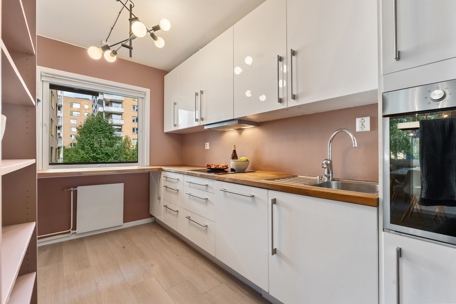 Hvitevarene består av platetopp, komfyr, oppvaskmaskin og kjøl-/fryseskap. Galleribilde