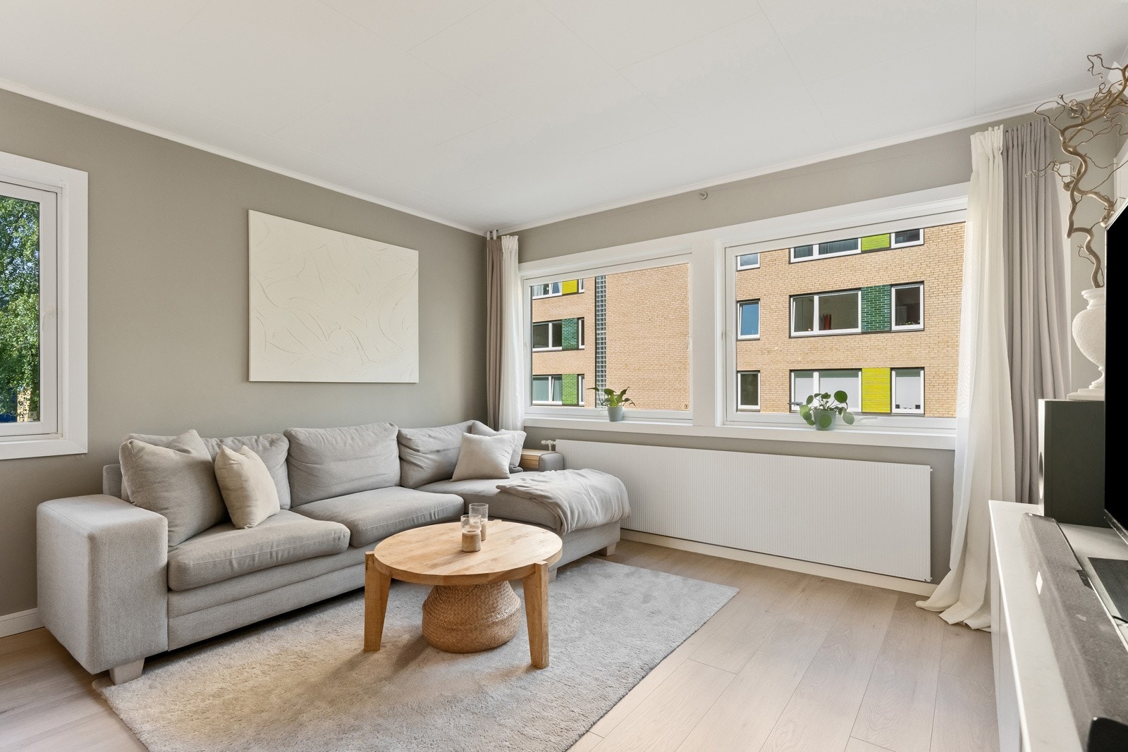 Store vindusflater som slipper til rikelig med naturlig lys. Galleribilde