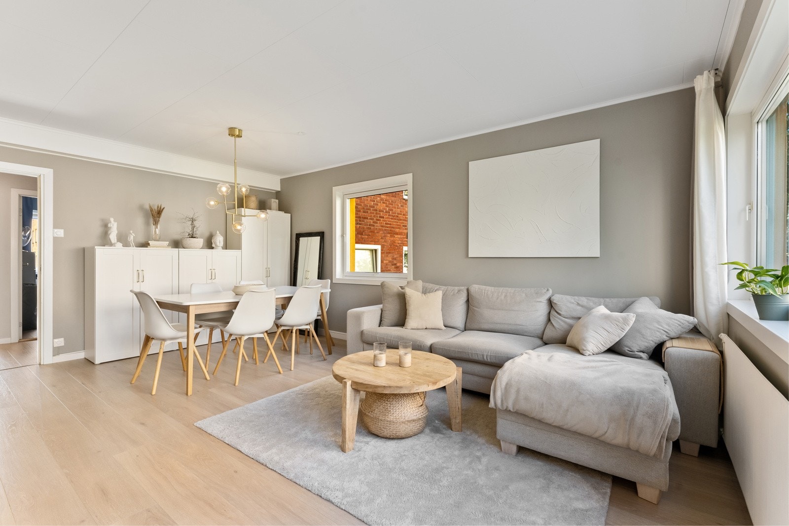 Lys og trivelig stue med god plass til sofagruppe, sofabord og underholdningsavdeling. Galleribilde