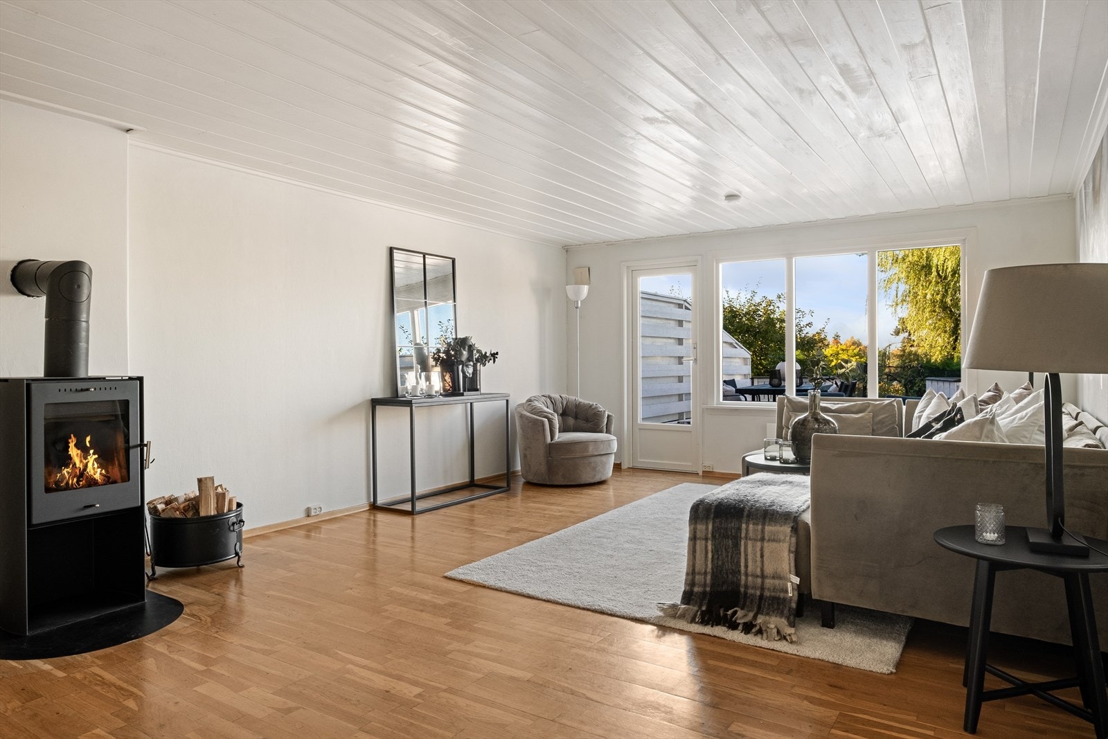 I underetasjen er det en romslig og lys stue med en flott peisovn fra 2022 som gir godt med varme Galleribilde