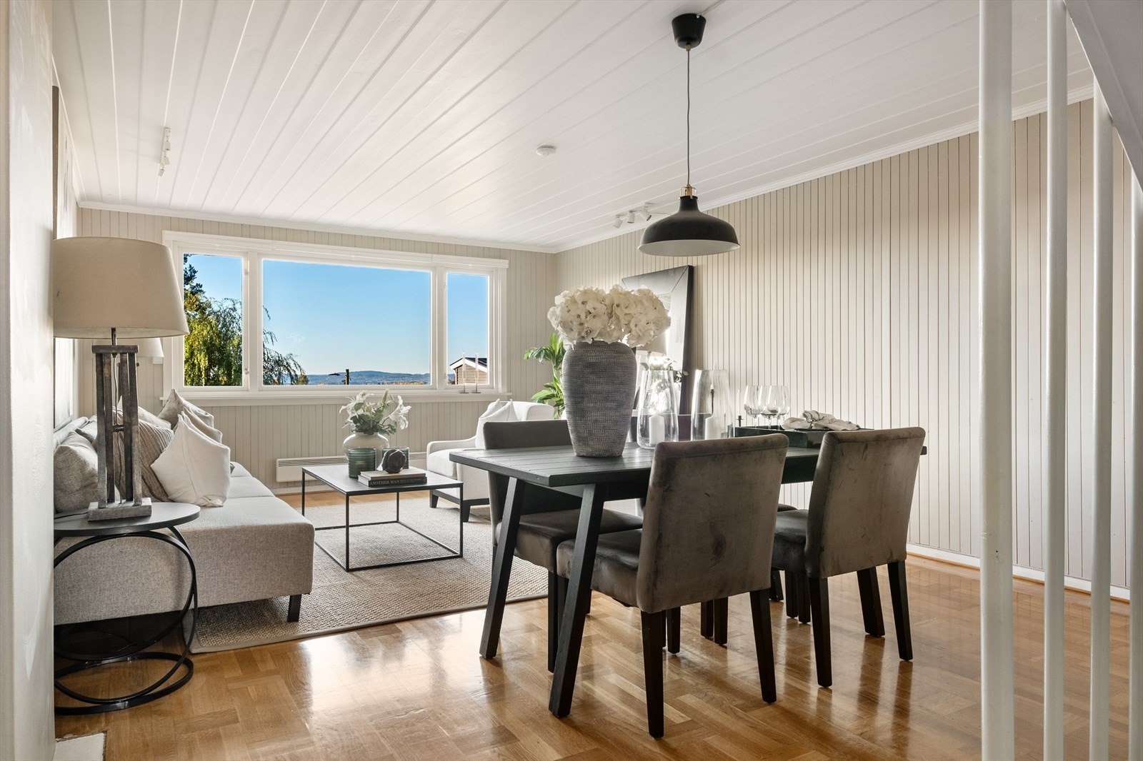 Det er godt med naturlig lys gjennom de store vinduene Galleribilde