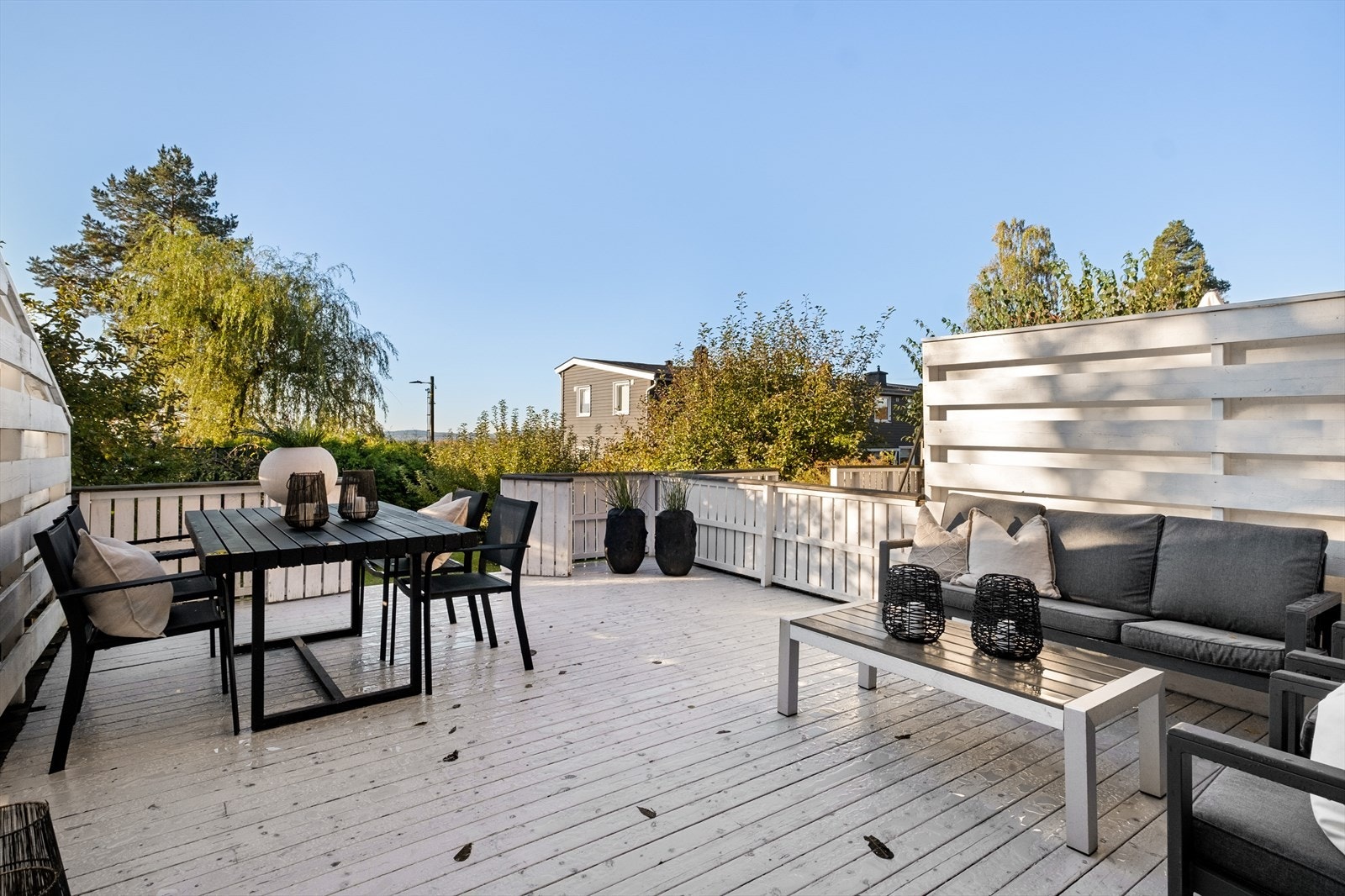 Fra stuen er det adkomst til en lekker terrasse på ca. 26 m² med meget gode solforhold Galleribilde