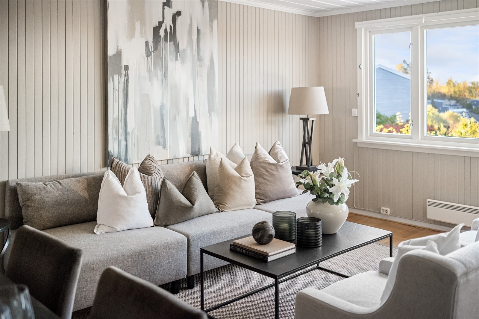 I stuen/spisestuen er det god plass til sofagruppe, tv-benk, spisebord og annet møblement Galleribilde