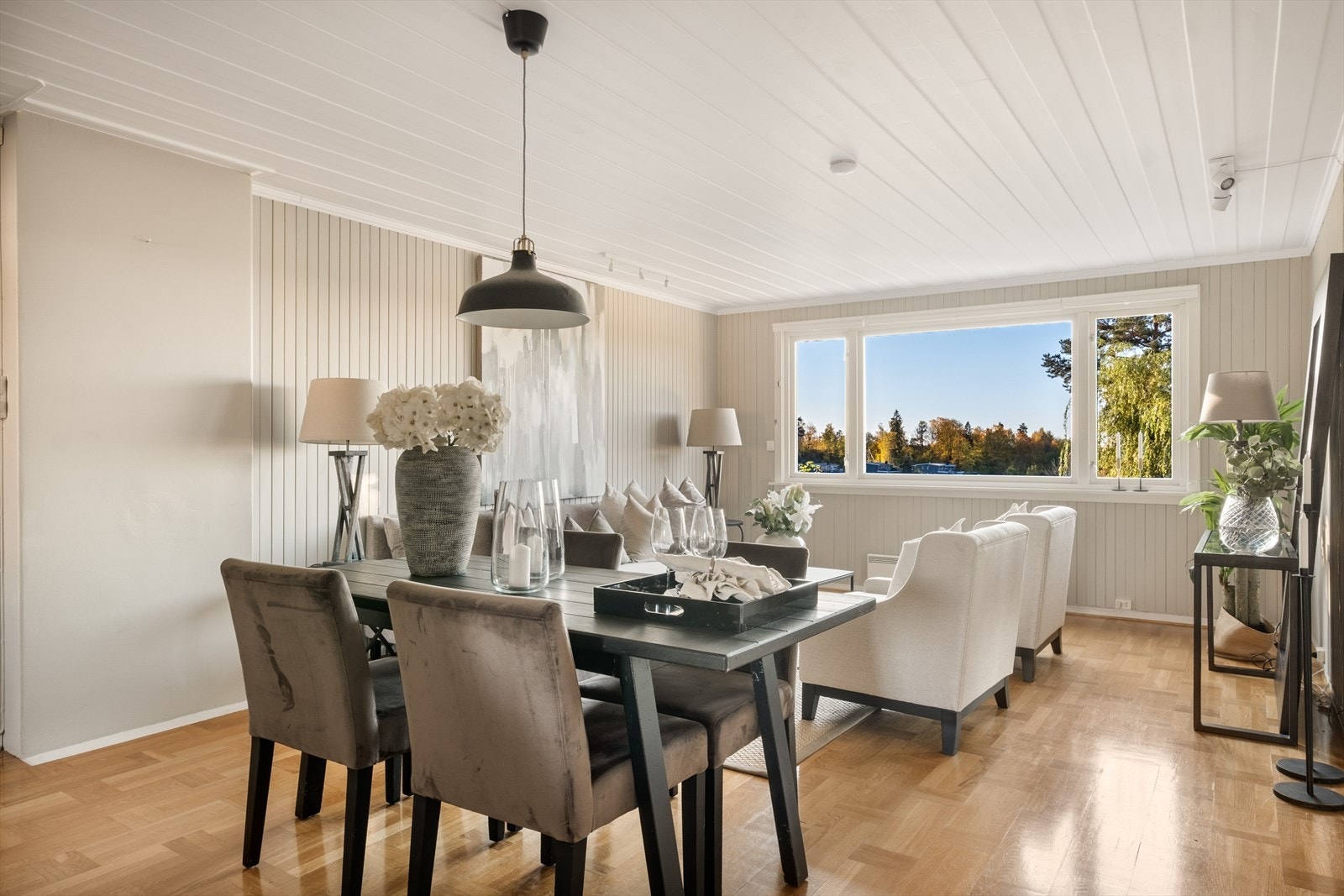 Videre kommer man til en luftig og lys stue/spisestue Galleribilde