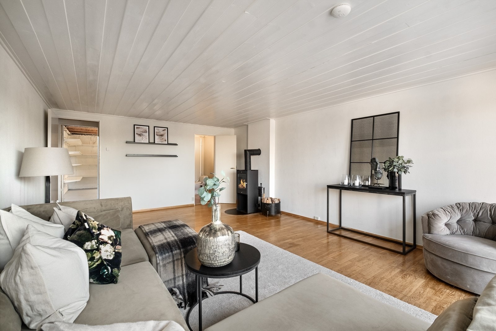 Her er det god plass til en sofagruppe, tv-benk og annet ønsket møblement Galleribilde