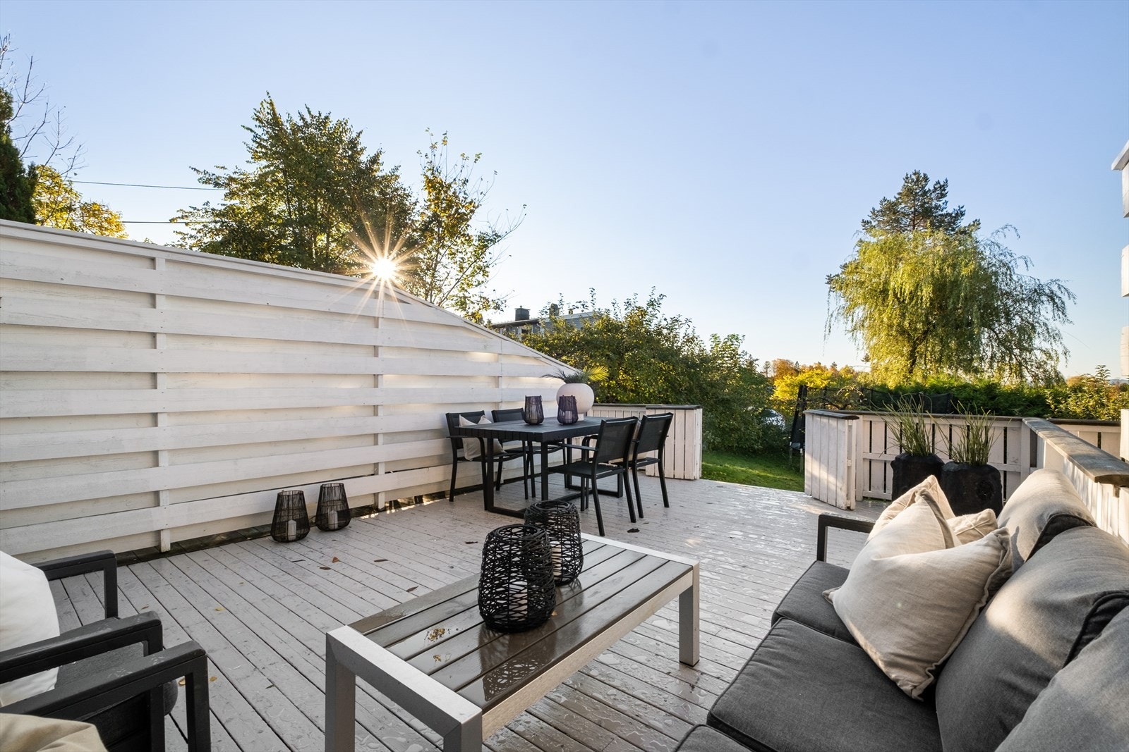 Her er det god plass til flere sittegrupper og grill Galleribilde