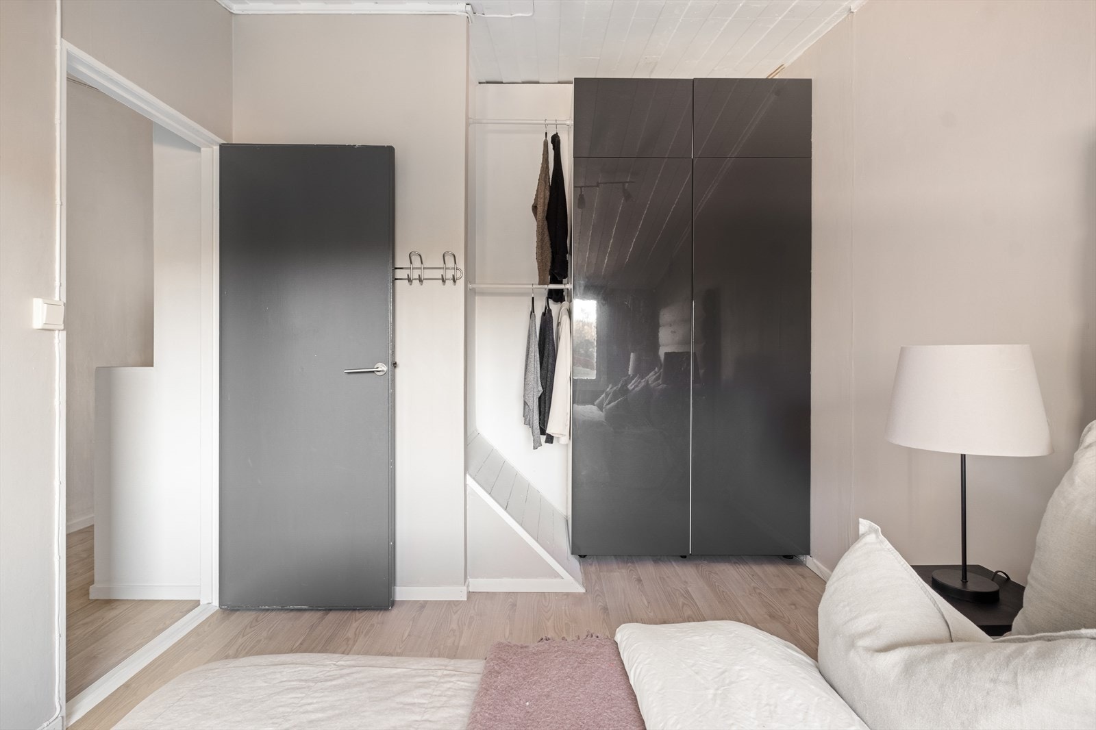 På hovedsoverommet er det god plass til dobbeltseng, nattbord og garderobe Galleribilde