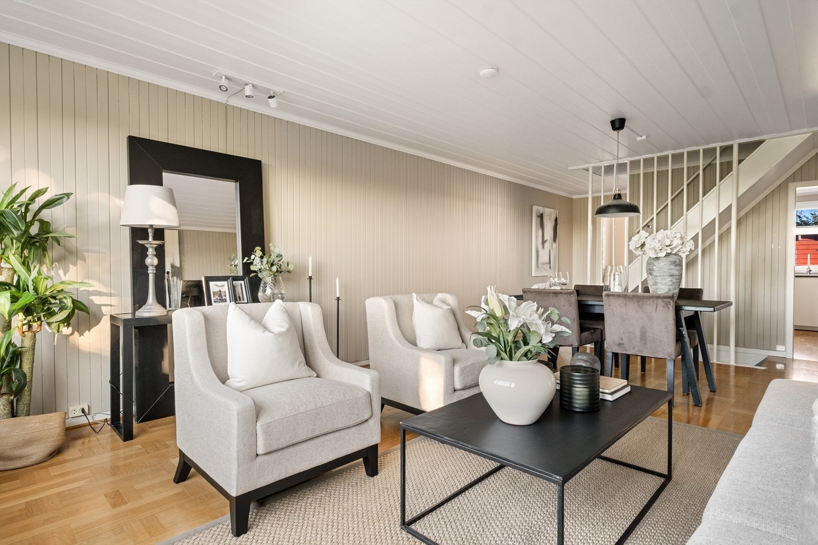 Rommet er nymalt i lune og delikate farger Galleribilde