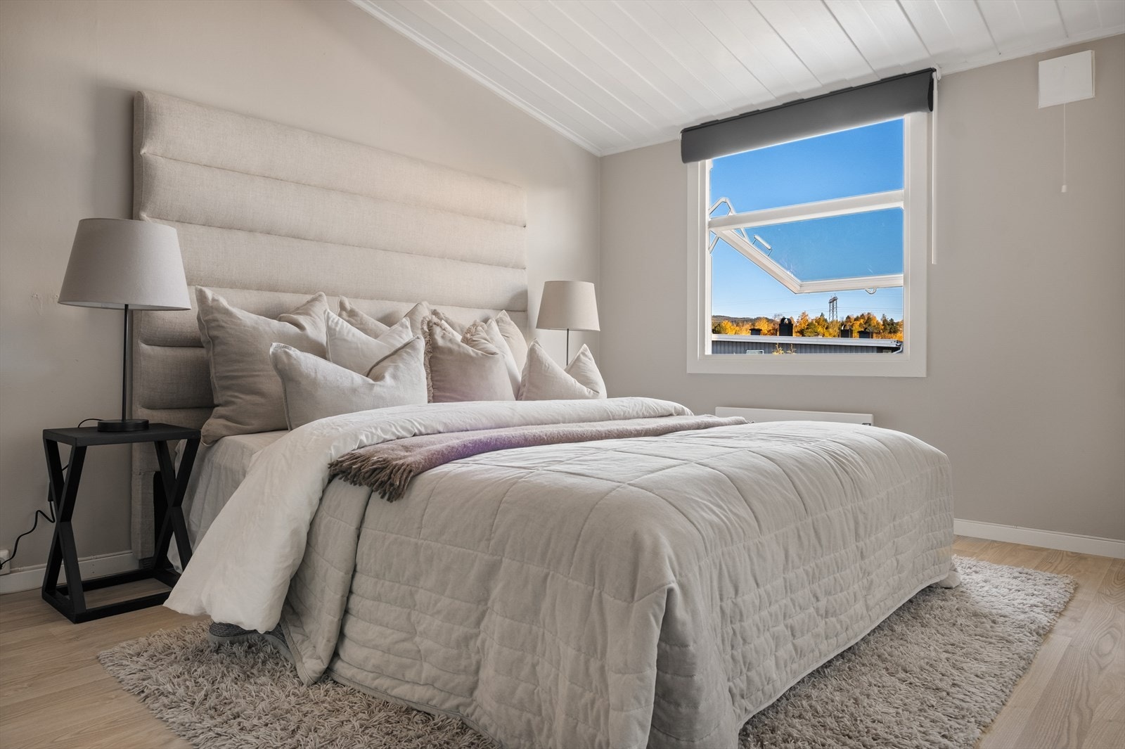 Det er 3 gode soverom i 2. etasje Galleribilde