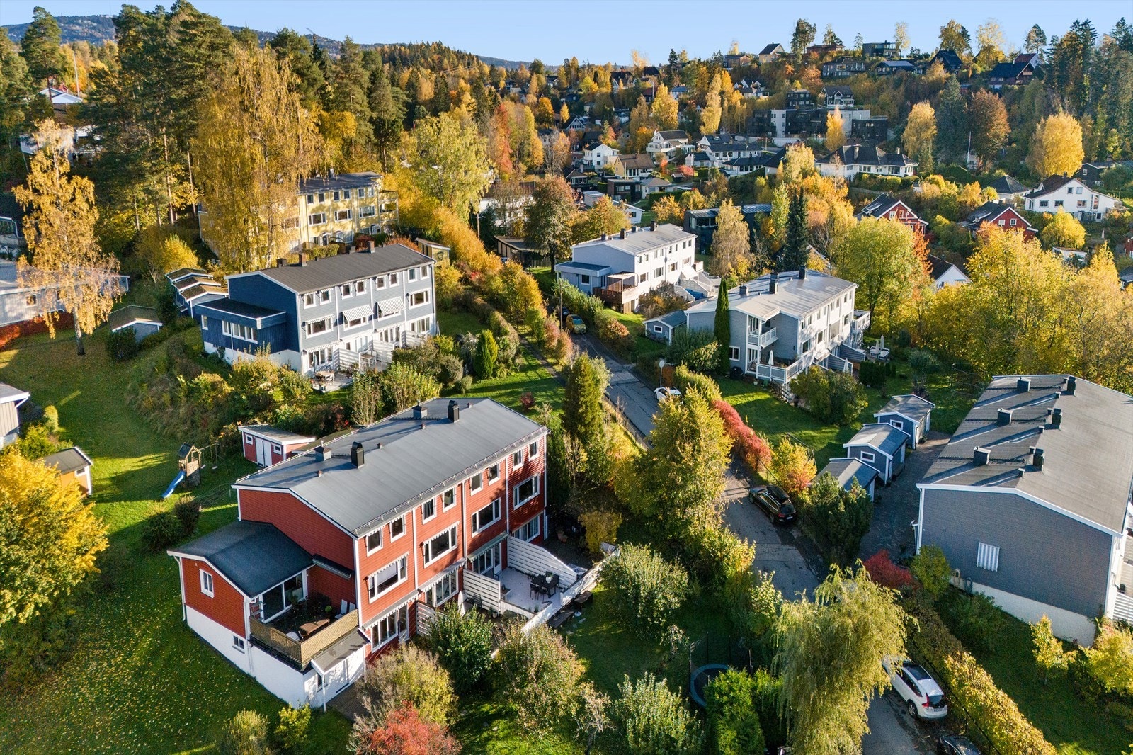 Dette er en flott mulighet til å flytte inn lekkert rekkehus i et meget veletablert og attraktivt boligområde Galleribilde