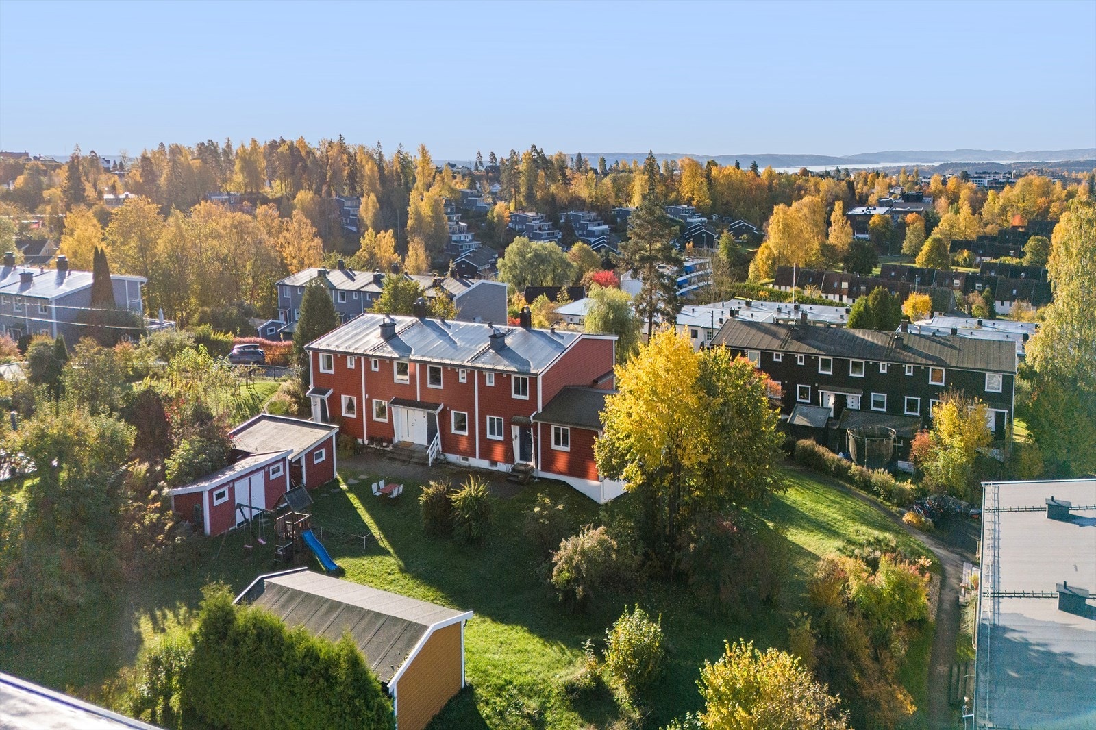 Et lekkert rekkehus over tre plan med fantastisk utsikt Galleribilde