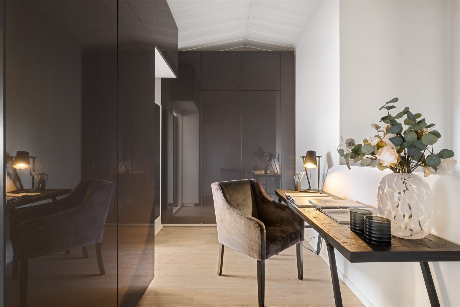 I 2. etasje er det en romslig gang med masse lagringsplass samt god plass til et hjemmekontor Galleribilde