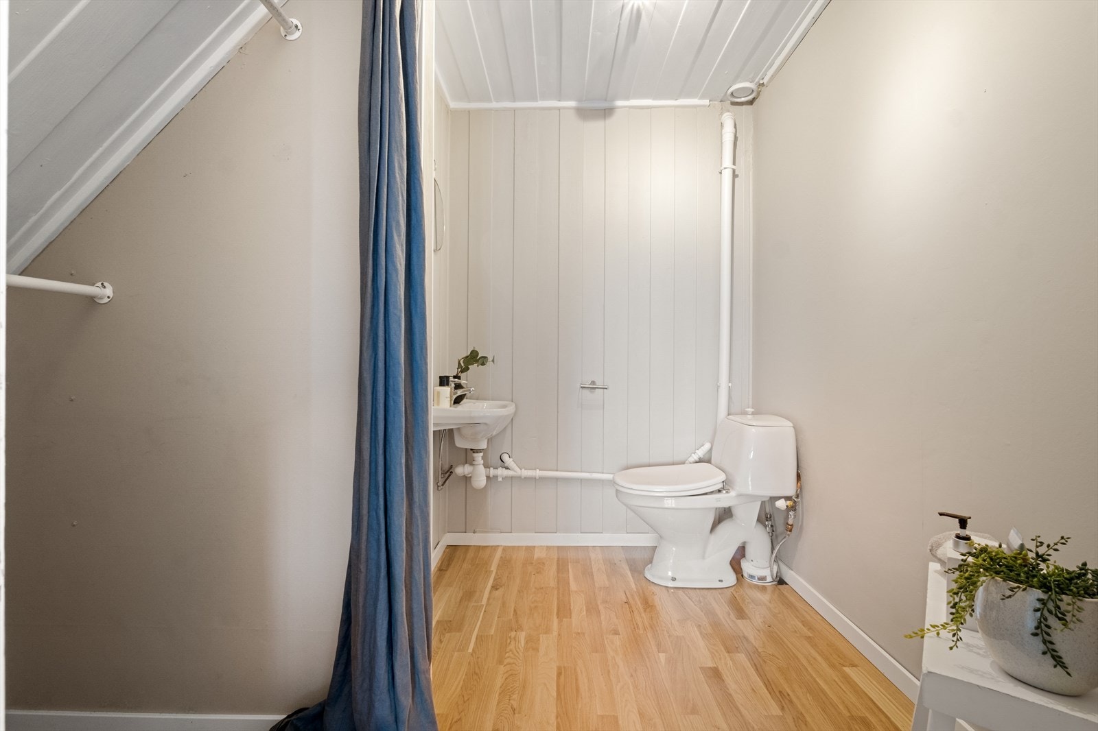 I underetasjen er det et praktisk toalett, hvor flere har etablert et bad nr. 2 Galleribilde