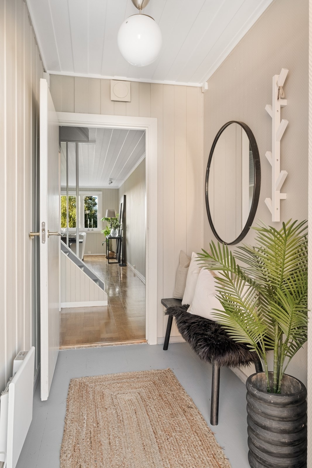 I entreen er det god plass til å henge og sette fra seg yttertøy Galleribilde