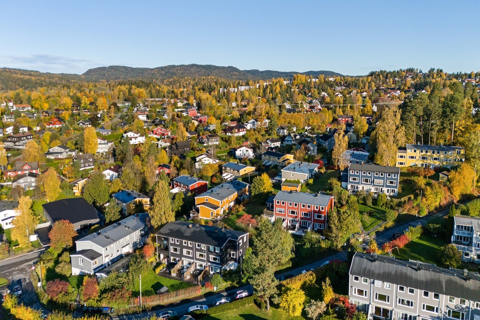 Eiendommen ligger i et rolig, barnevennlig og attraktivt boligområde på Hosle Galleribilde