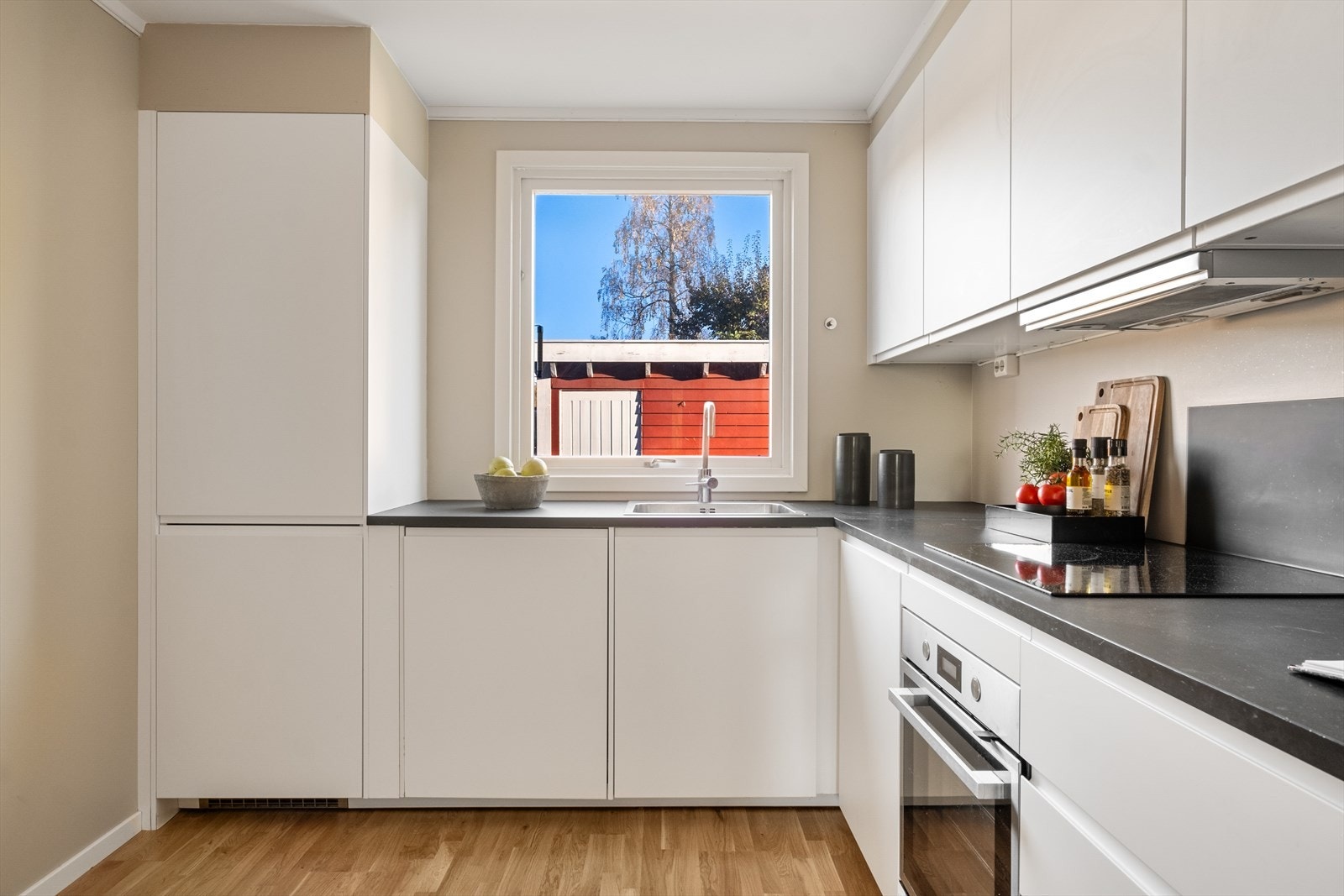 Videre kommer man til et lyst og pent kjøkken med god benk og skapplass Galleribilde