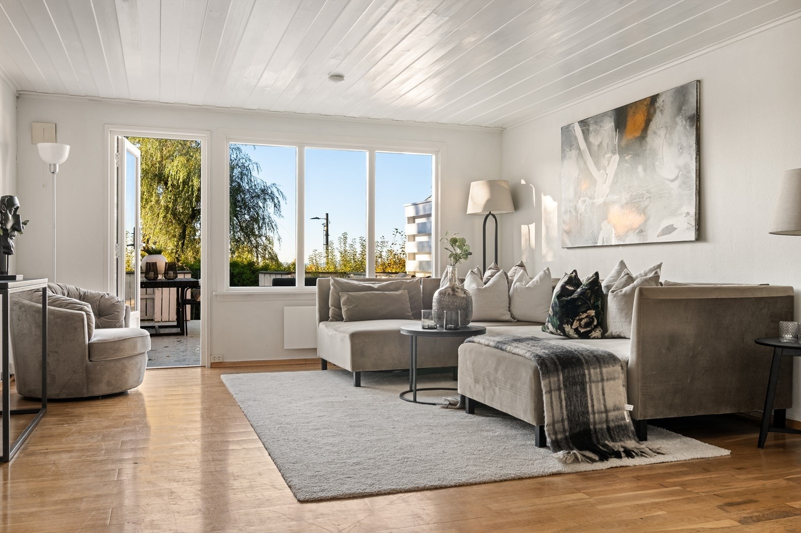 De store vindusoverflatene gir rikelig med naturlig lys Galleribilde