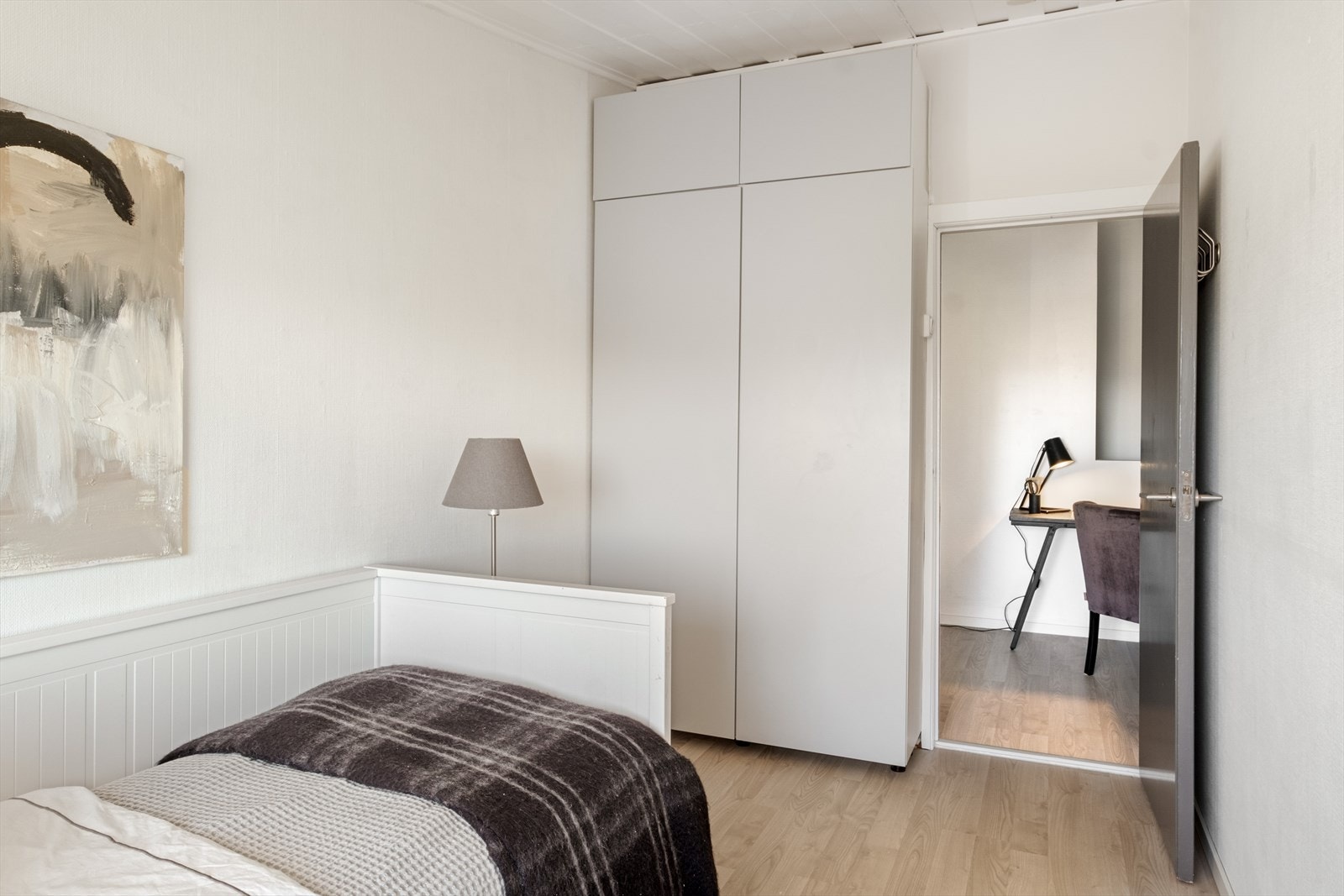 På begge barnerommene er det plass til seng, nattbord, skrivebord og garderobe Galleribilde