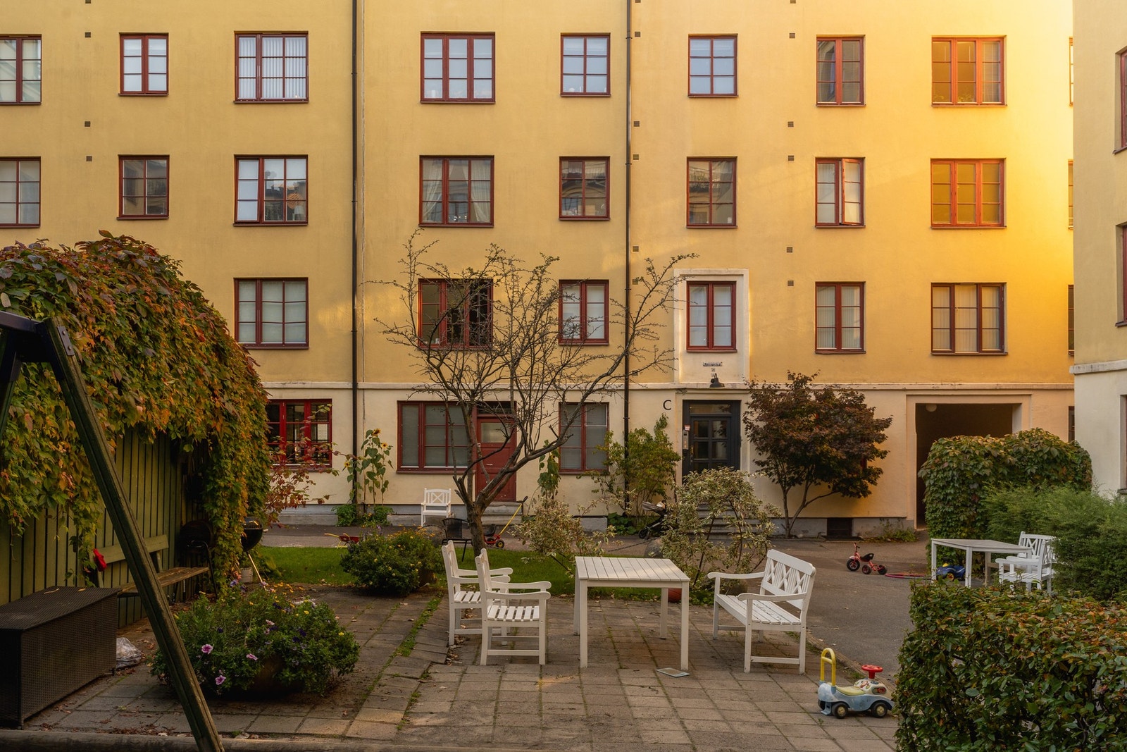 Hyggelige uteområder hvor det er sittegrupper og grill til felles anvendelse Galleribilde