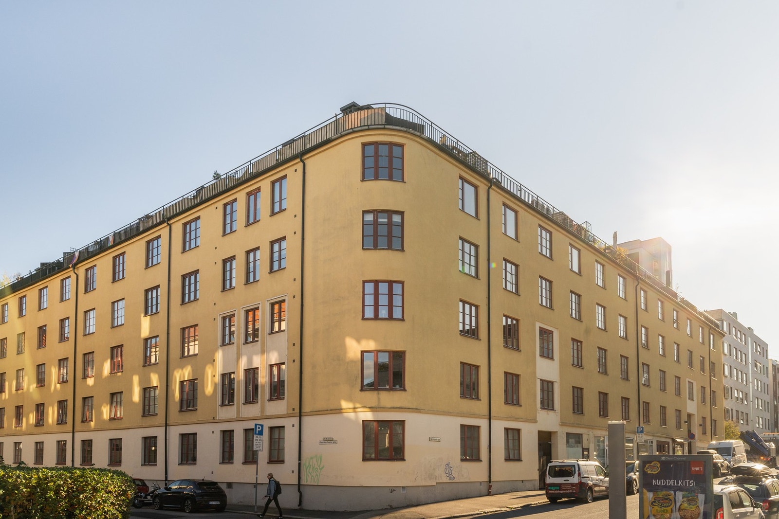 Leiligheten ligger i en velholdt og flott bygård fra 1932 - én av Oslos første betonggårder. Galleribilde