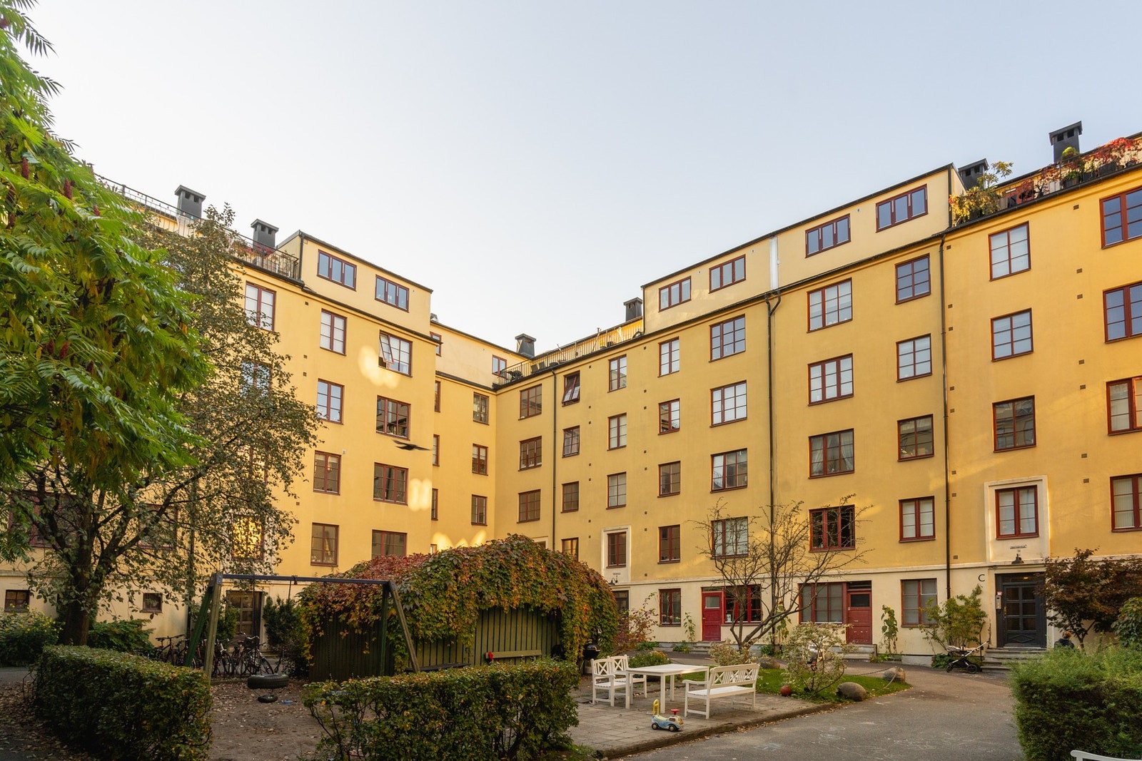 Til stor glede for familiens minste er det lekestativer i bakgården. I bakgården er det i tillegg parkering for sykler og låsbart skur for elsykler. Galleribilde