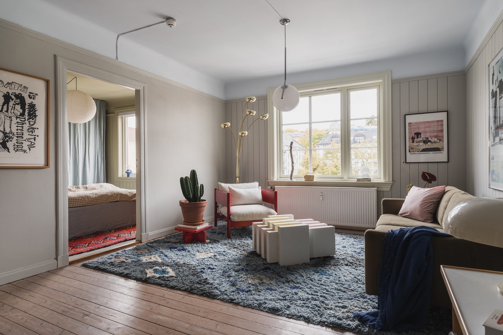 Leiligheten føles åpen og lys, med gode siktlinjer fra rom til rom. Galleribilde