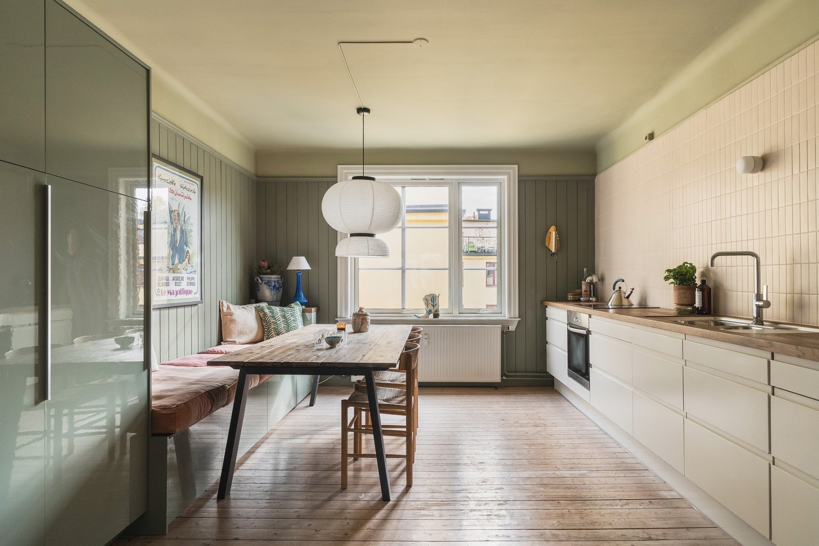 Kjøkkenet fremstår som selve hjertet i boligen, og det store rommet innbyr til hyggelige måltider. Galleribilde