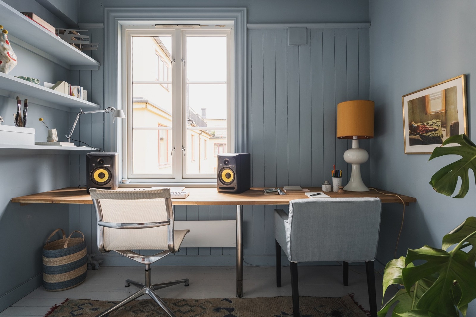 Langs endeveggen på det minste soverommet er det ett bredt, plassbygd skrivebord, og på veggen er det plassbygde hyller. Galleribilde