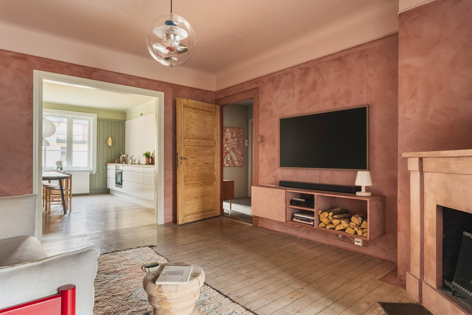 Veggene i peisestuen er malt med kalkbasert maling som gir en lun finish og vakker overflate. Galleribilde