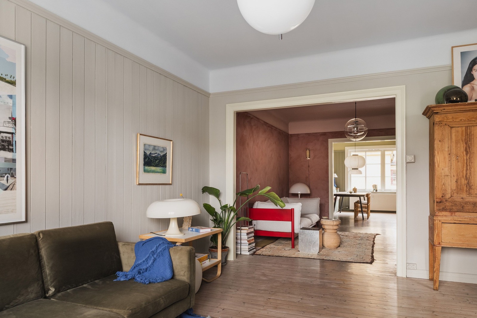 Gjennomgående, luftig planløsning med spisekjøkken, peisestue og stue på rekke og rad. Galleribilde