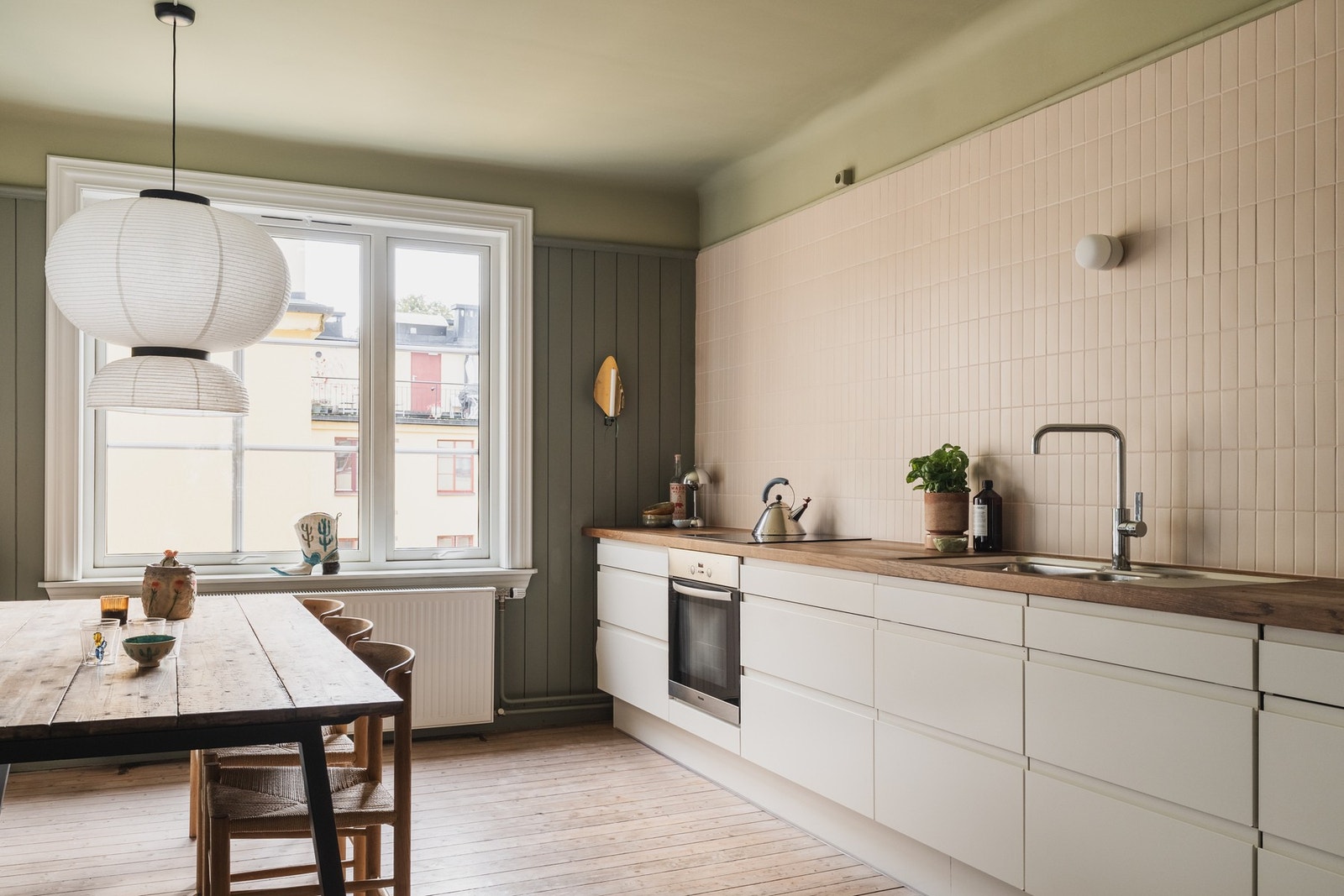 Innredningen fra HTH var ny i 2008, og har hvite, matte fronter. Kjøkkenet er utstyrt med integrerte Miele-hvitevarer fra 2017 og en induksjonstopp fra Bosch fra 2024. Galleribilde