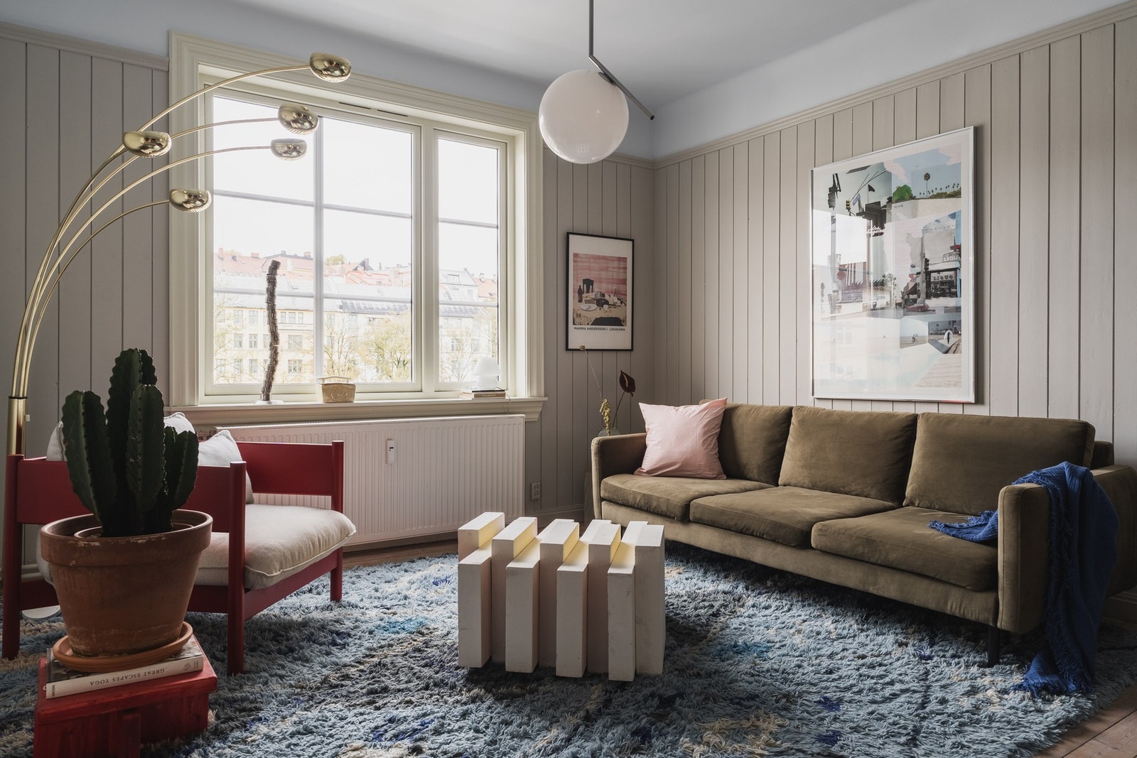 Leiligheten varmes opp av nyere radiatorer tilkoblet fjernvarmeanlegg, og oppvarmingen er inkludert i felleskostnaden. Galleribilde