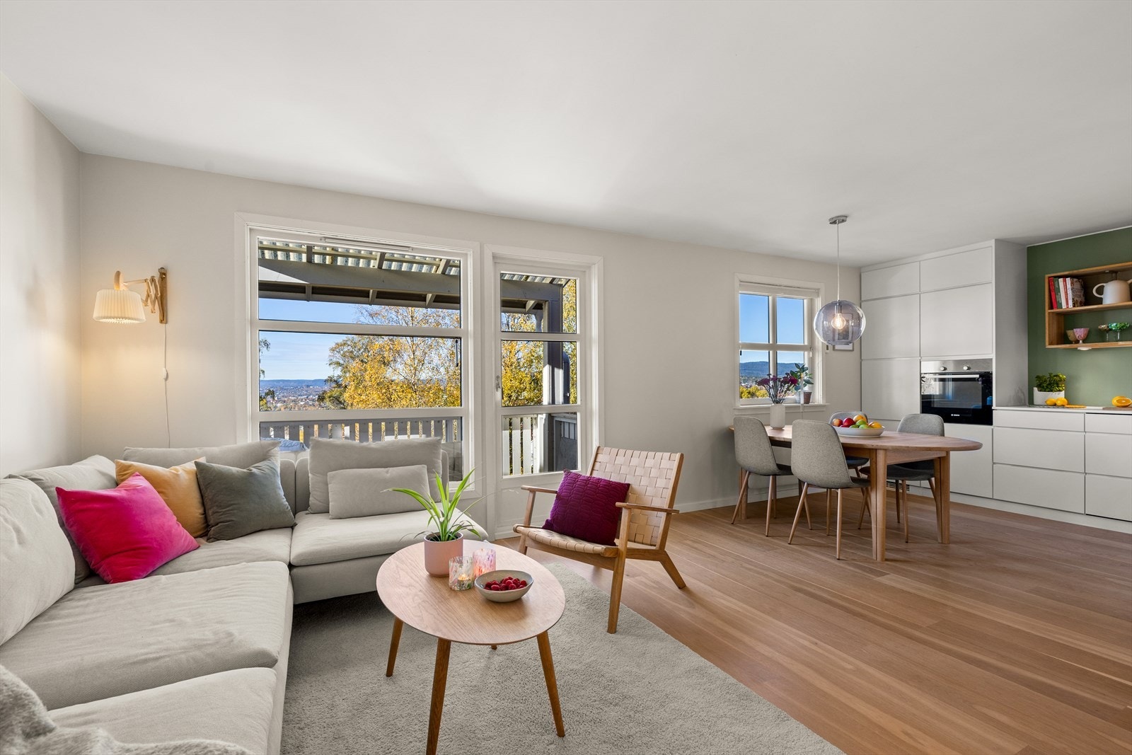 Stuen har en moderne åpen løsning med kjøkken Galleribilde