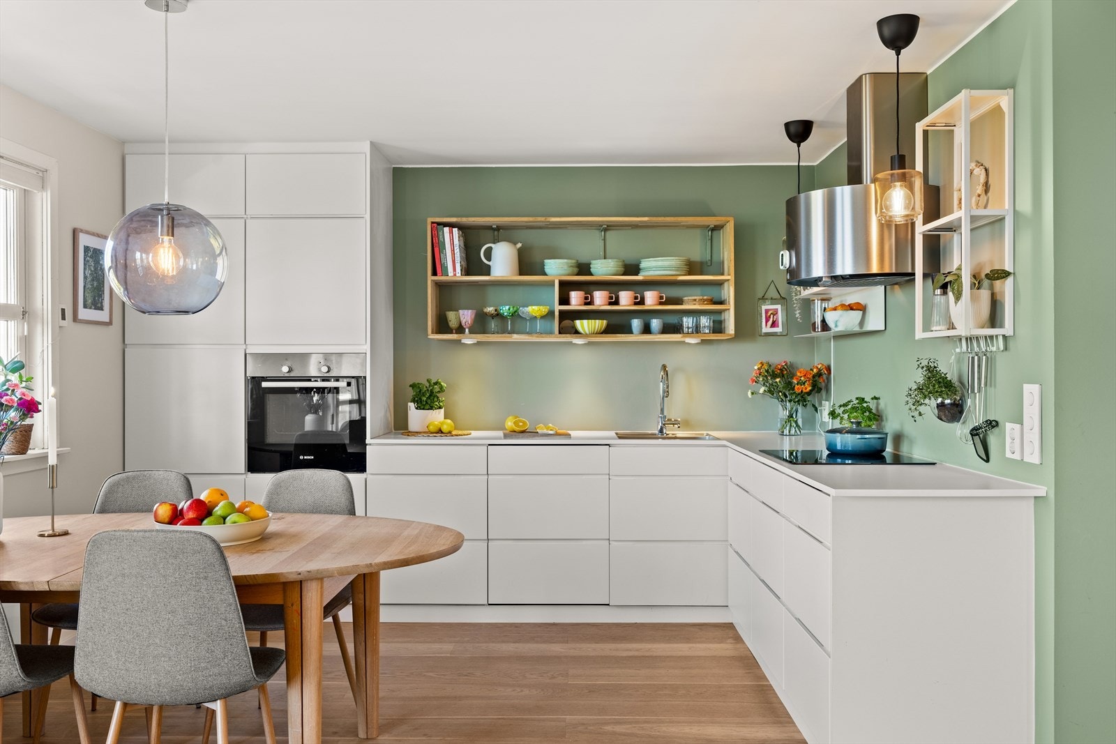 Moderne Kvik kjøkken fra 2020 med integrerte hvitevarer Galleribilde