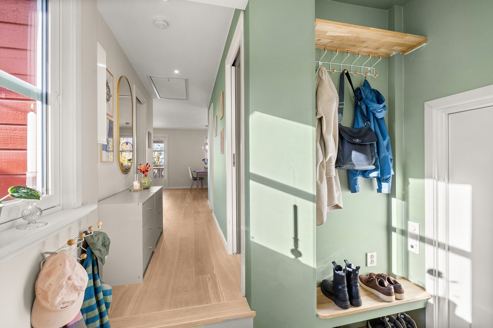 Her ser vi entré med lagringsplass på vegg samt mulighet for sjenk i gangen Galleribilde