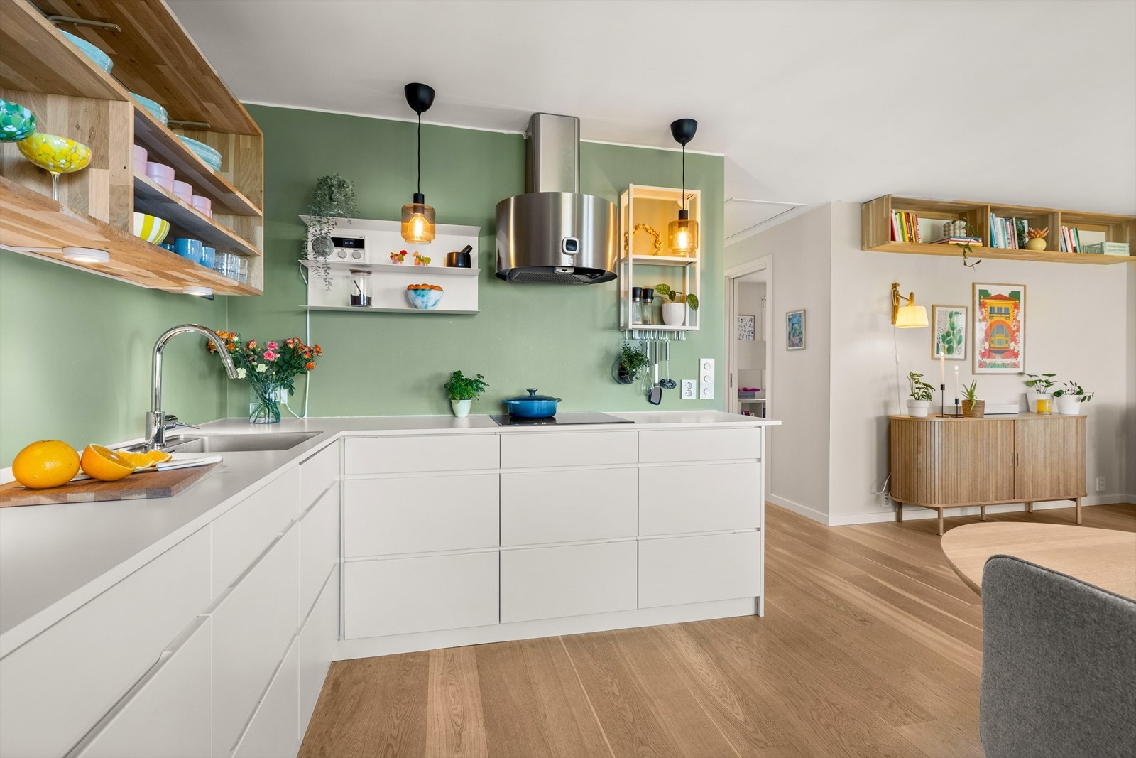 Her er det rikelig med skap- og benkeplass Galleribilde