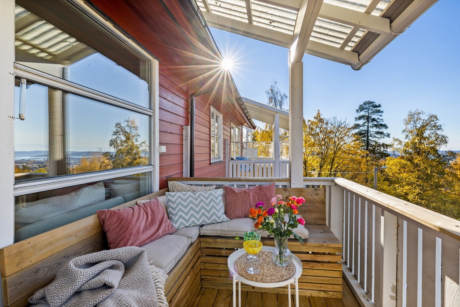 Balkongen har plassbygget sittegruppe Galleribilde