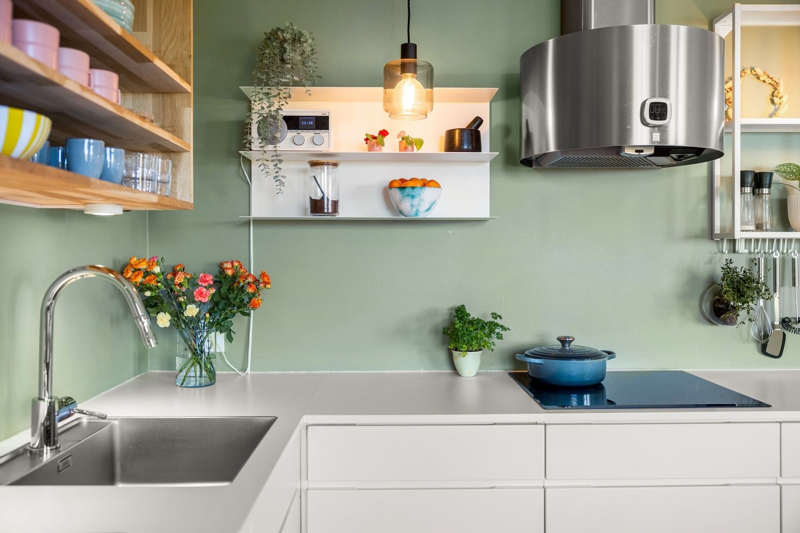 Glatte fronter og alle hvitevarer integrert Galleribilde