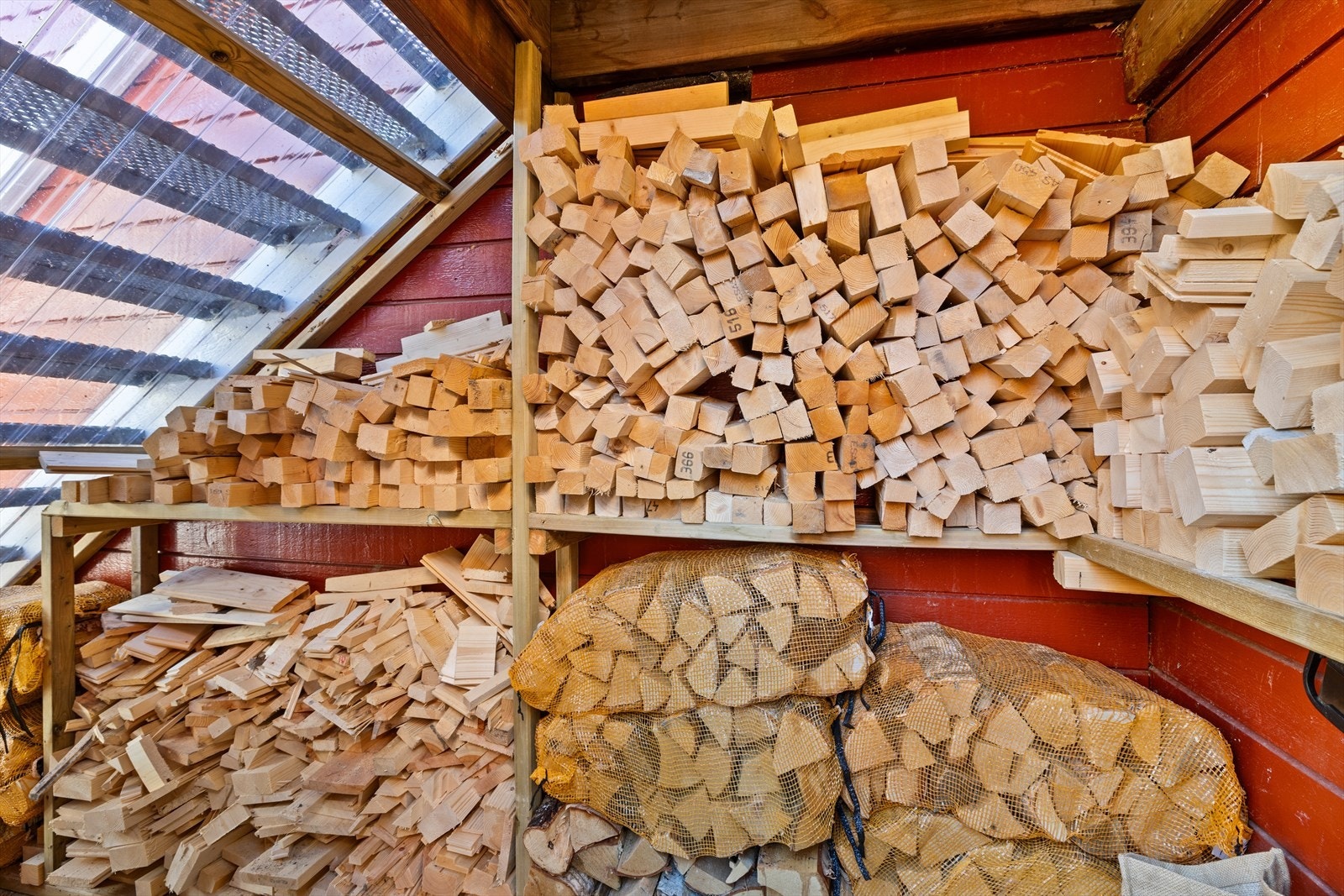 God plass til vedlagring under trappen! Galleribilde