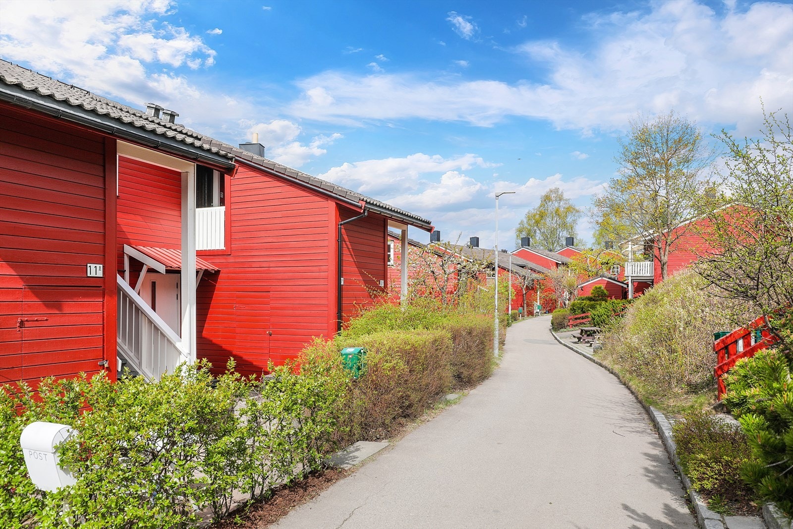 Borettslagets internveier er godt skjermet for trafikk og skaper et meget hyggelig nærmiljø Galleribilde