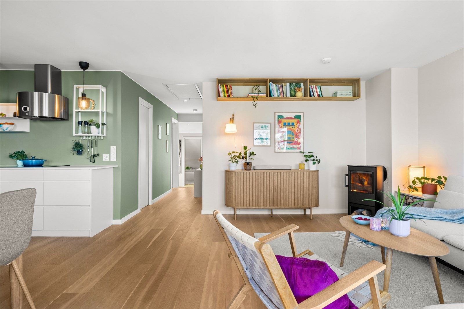 Den åpne stue kjøkkenløsningen i kombinasjon med masse naturlig lys gir god romfølelse Galleribilde