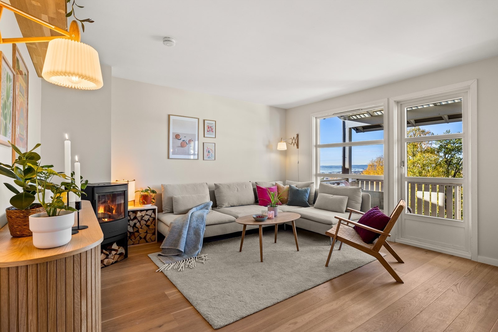 Stuen er stor og lys med utgang til vestvendt veranda Galleribilde