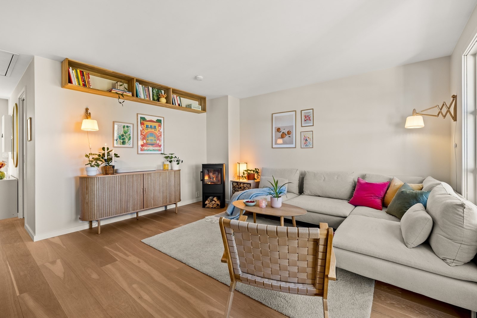 Her er det rikelig med plass til sofa- og tvgruppe Galleribilde