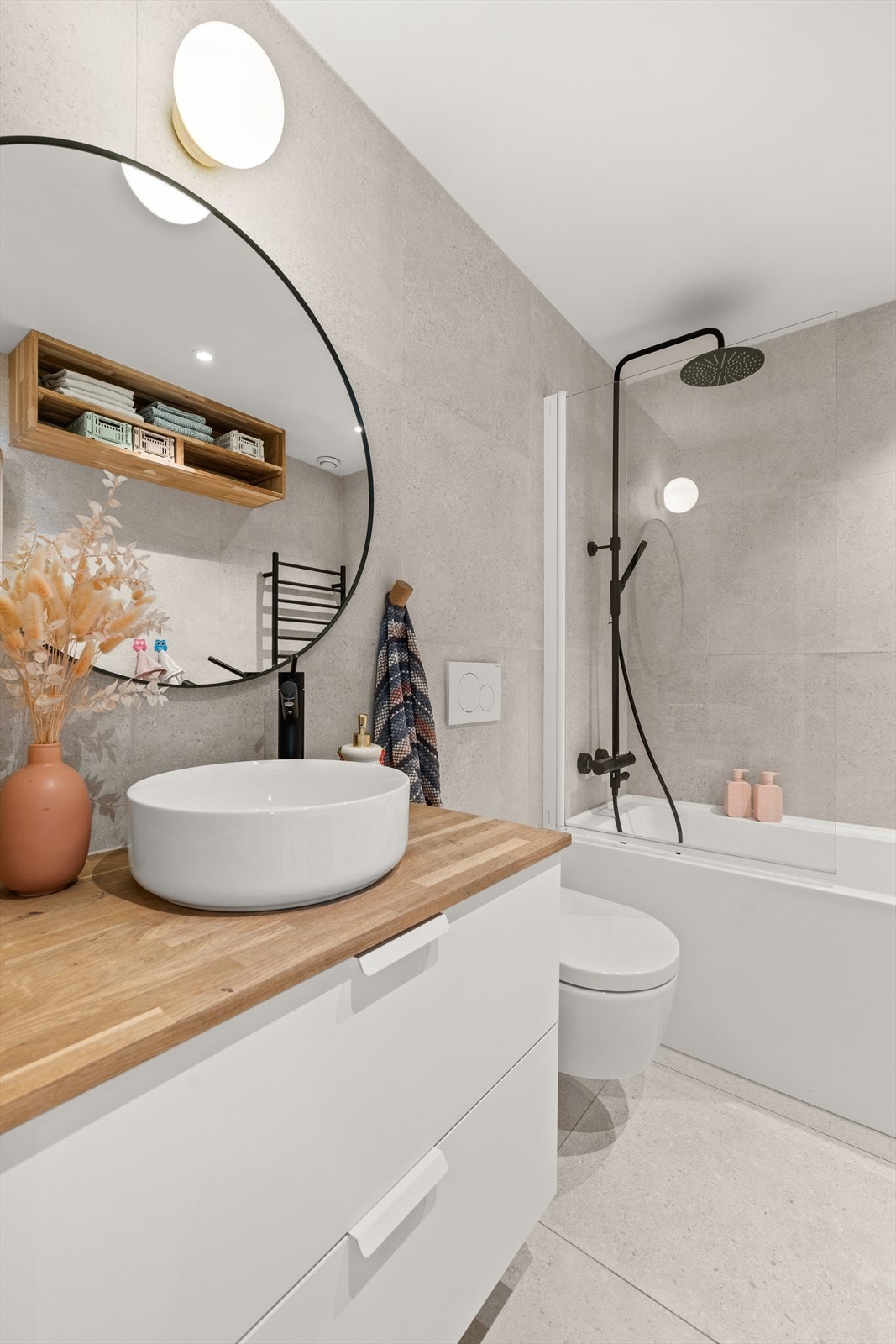 Badet er rehabilitert i 2020, inkludert vann- og avløpsrør. Meget flott med stilfulle fliser, servant og speil, vegghengt toalett og badekar med regnfallsdusj Galleribilde