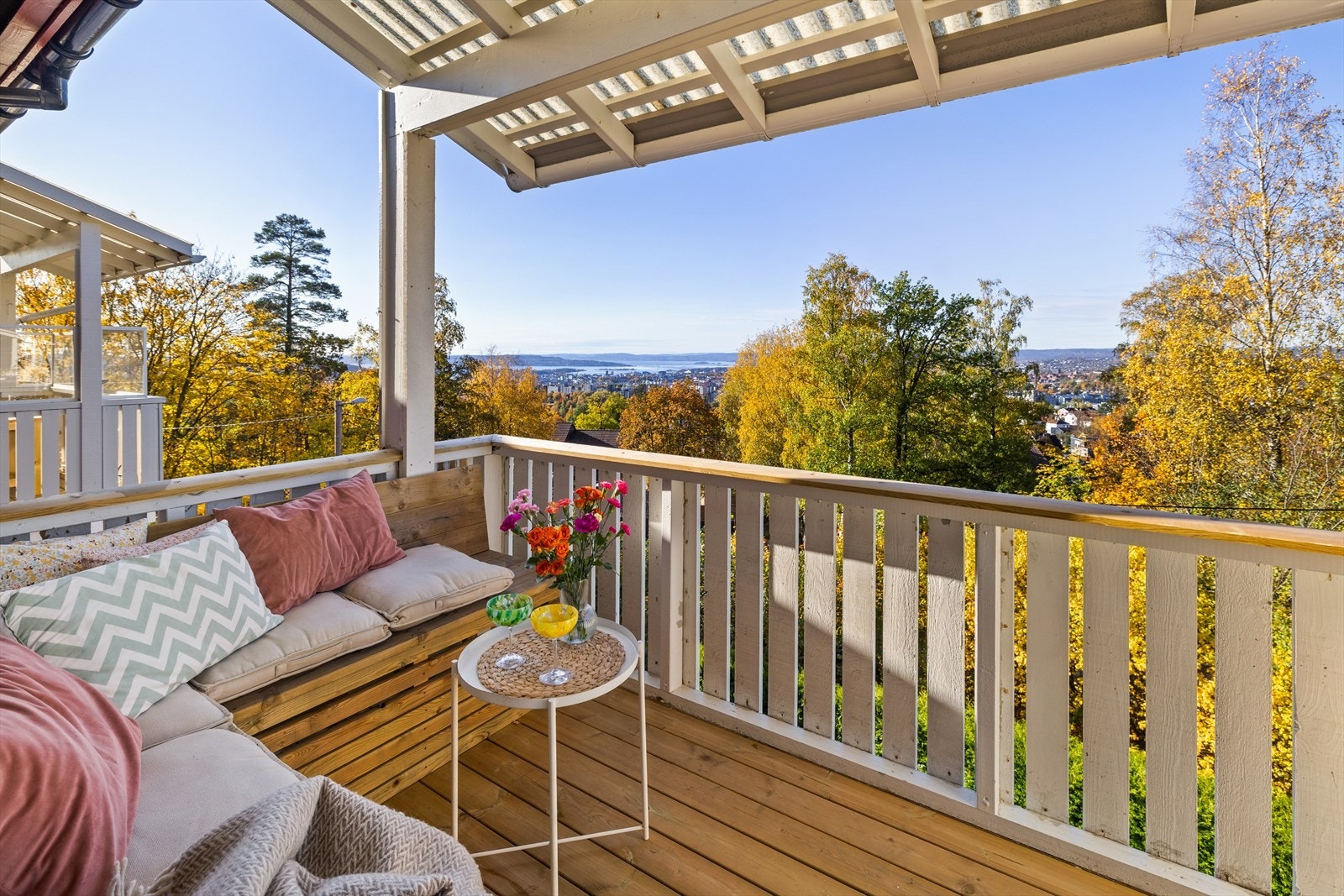 Herlig sydvestvendt veranda på ca 6 m² med svært gode solforhold og utsikt over Oslo Galleribilde